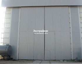 Промышленные распашные противопожарные ворота с калиткой