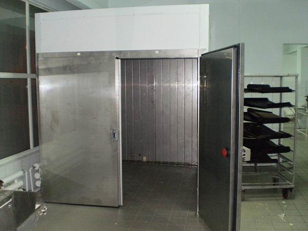 Двустворчатая дверь из нержавейки для пекарни
