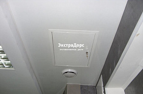 Противопожарный белый чердачный люк